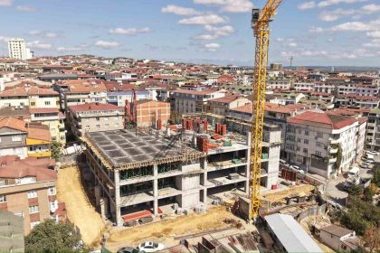 sultangazi-yunus-emre-mahallesinde-genclik-ve-spor-merkezi-hizla-yukseliyor