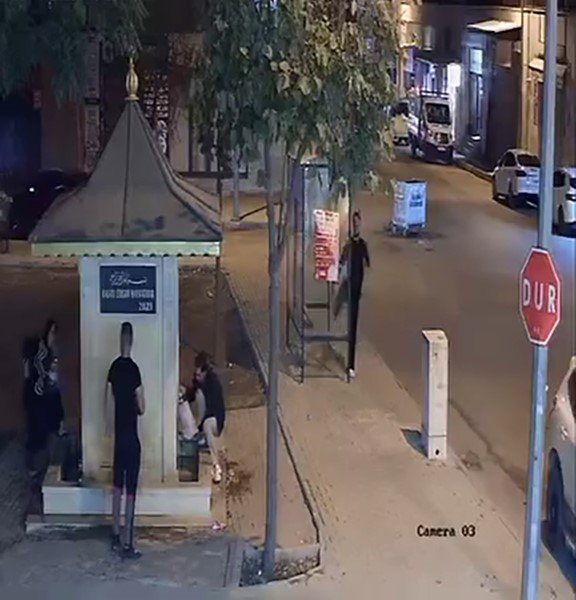 tekmeyle-otobus-duraginin-camini-kirdi