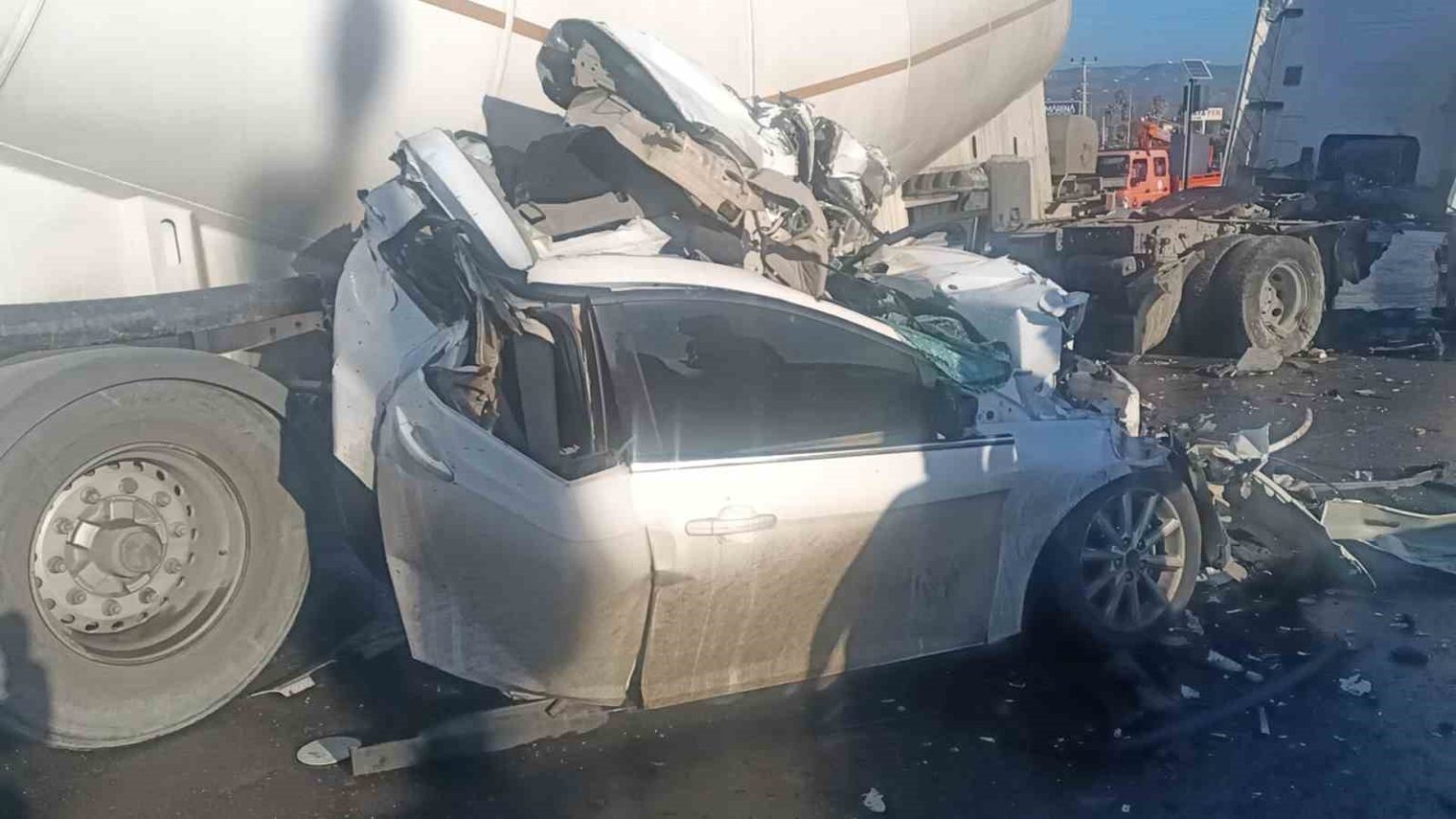 tir-otomobili-ezdi-surucu-saniyelerle-kurtuldu