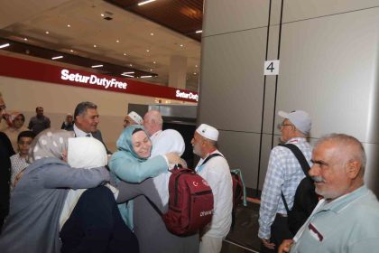 umrelerini-tamamlayan-300-kisilik-ilk-kafile-yurda-dondu