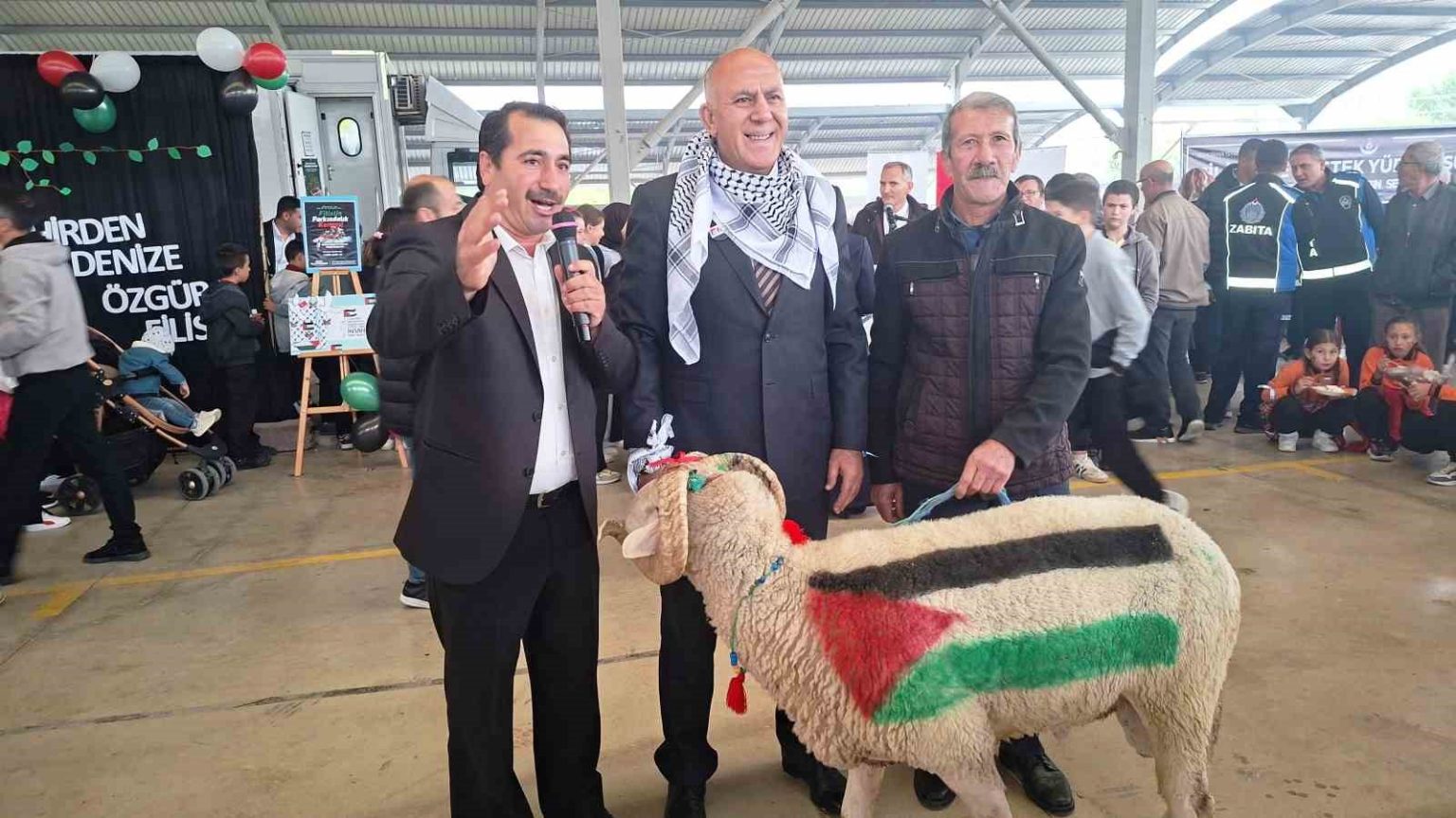 uzerinde-turkiye-ve-filistin-bayraklari-cizili-olan-koc-filistinliler-icin-acik-artirmaya-cikarildi