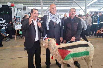 uzerinde-turkiye-ve-filistin-bayraklari-cizili-olan-koc-filistinliler-icin-acik-artirmaya-cikarildi