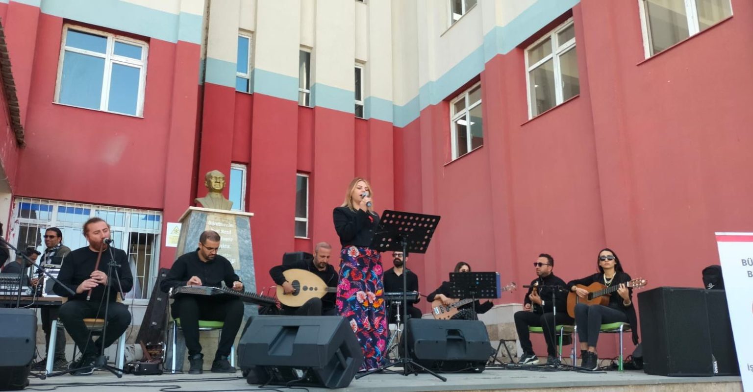 van-buyuksehir-belediyesinden-unutulmaz-konser