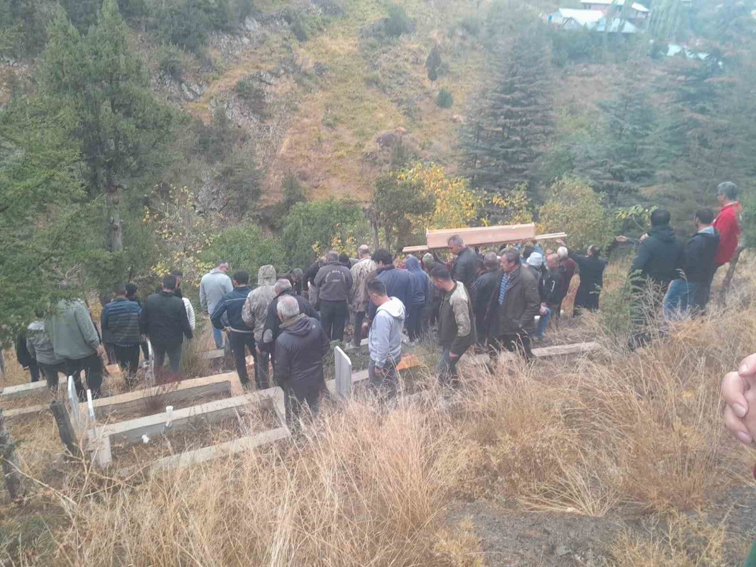 yanginda-olen-yasli-iki-kardesin-cenazesi-tek-tabutla-getirildi-ayni-mezara-defnedildi