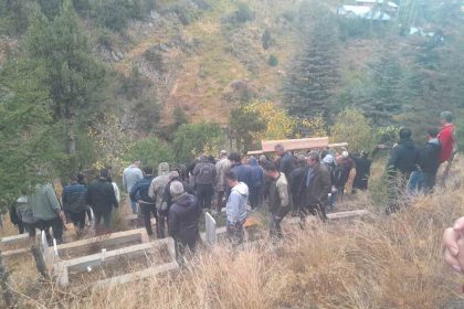 yanginda-olen-yasli-iki-kardesin-cenazesi-tek-tabutla-getirildi-ayni-mezara-defnedildi