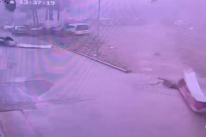 adanada-hortum-okulun-catisini-ucurdu-o-anlar-guvenlik-kamerasina-yansidi