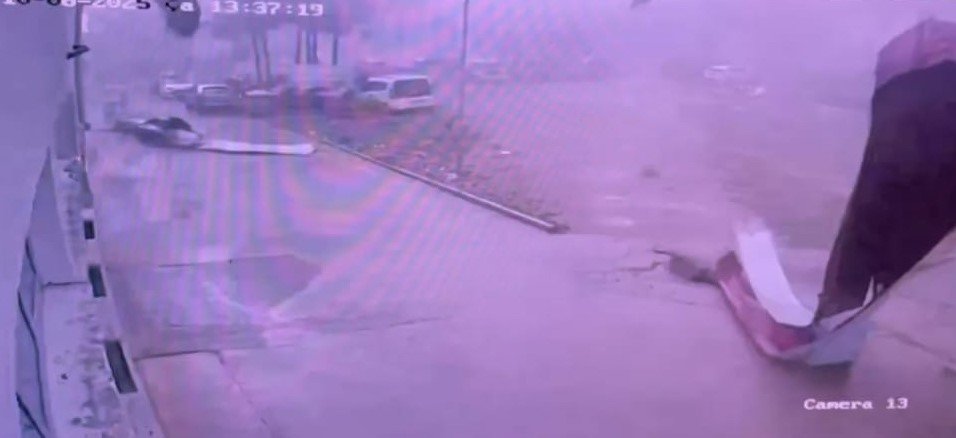 adanada-hortum-okulun-catisini-ucurdu-o-anlar-guvenlik-kamerasina-yansidi