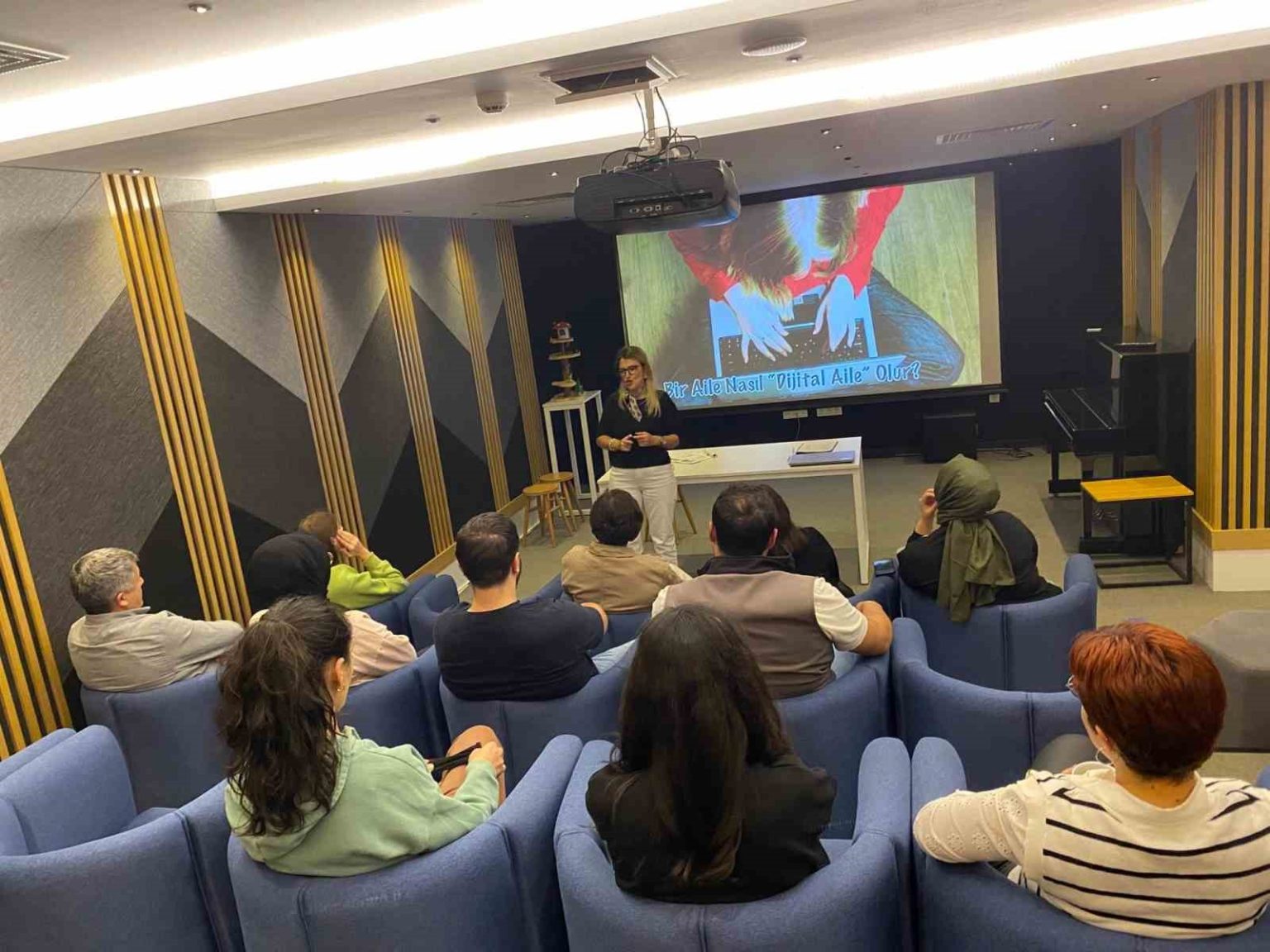 aile-ve-internet-konulu-egitim-gerceklestirildi