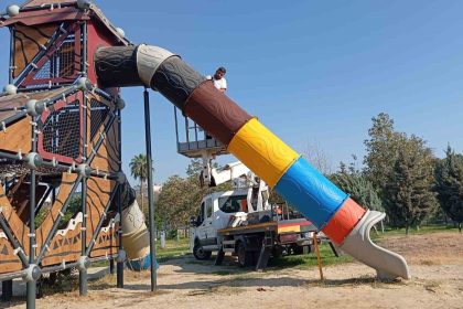 akdenizde-parklar-yenileniyor-cocuklar-daha-guvenli-oynuyor