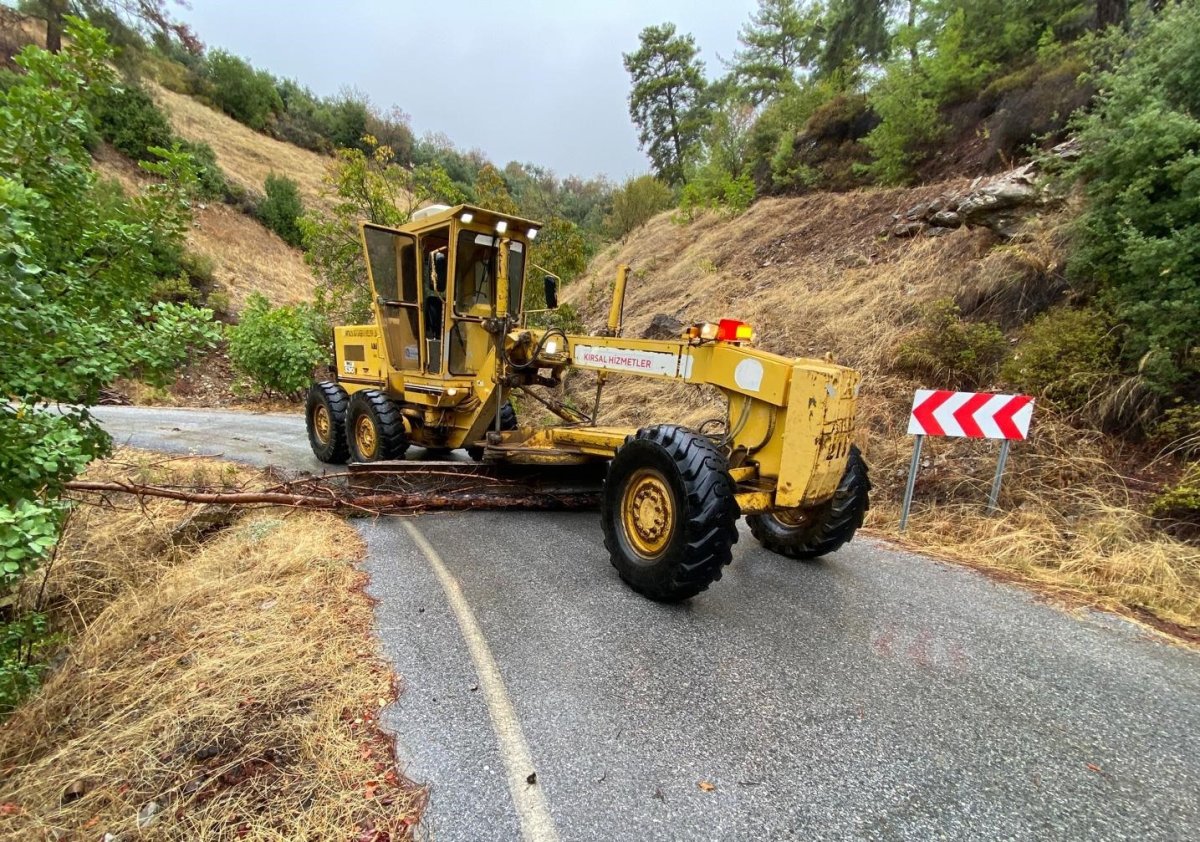 antalya-buyuksehir-belediyesi-ekiplerinden-yagmur-mesaisi