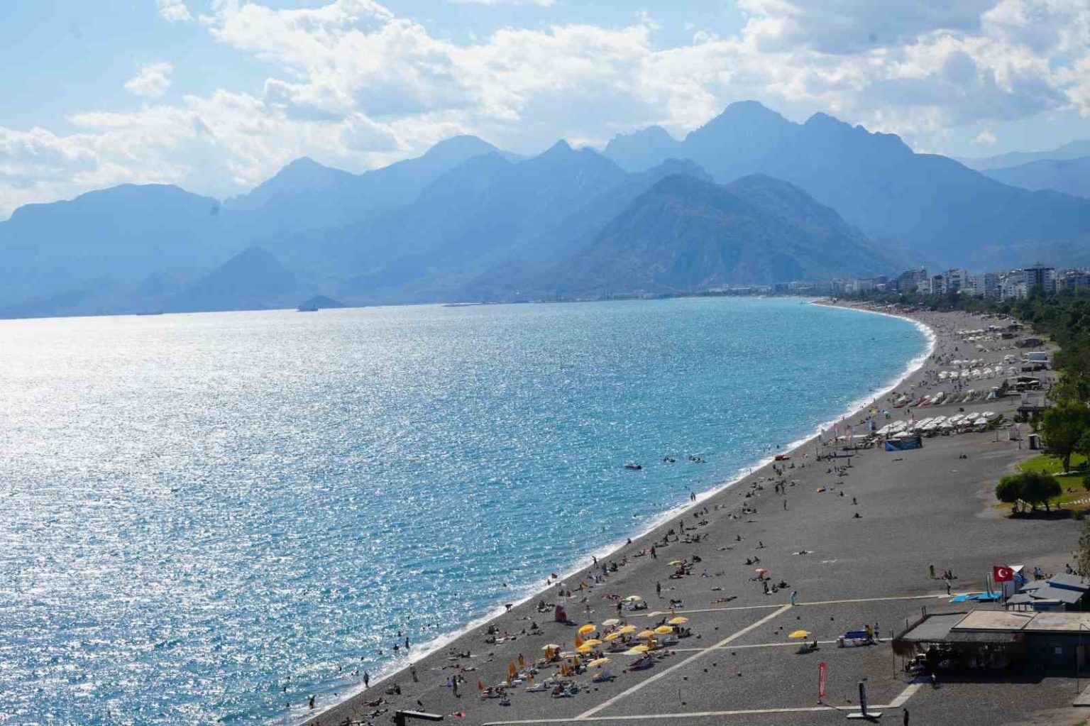 antalyada-gunes-yeniden-yuzunu-gosterdi-sahiller-doldu