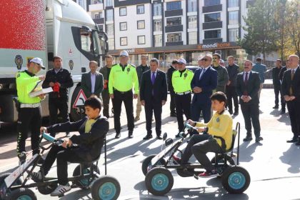 ardahanda-mobil-egitim-tirinda-ilkokul-ogrencilerine-egitim