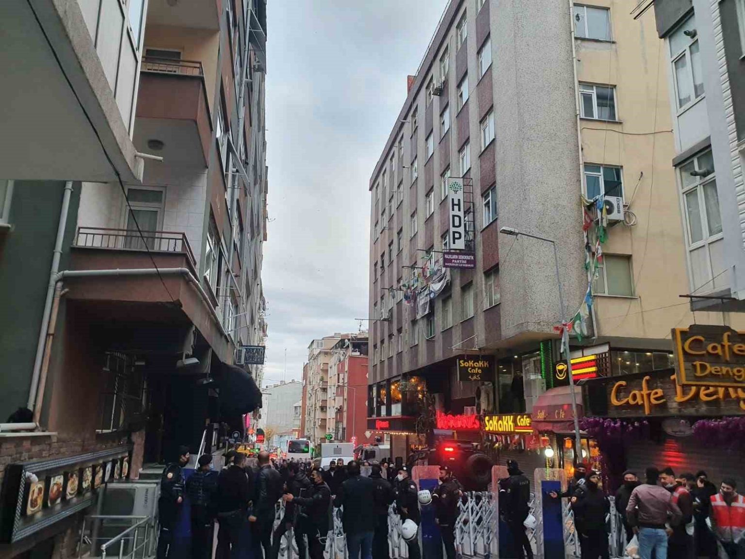 bahcelievlerde-hdp-ilce-binasina-silahla-giren-sanigin-yargilandigi-davada-karar-cikti