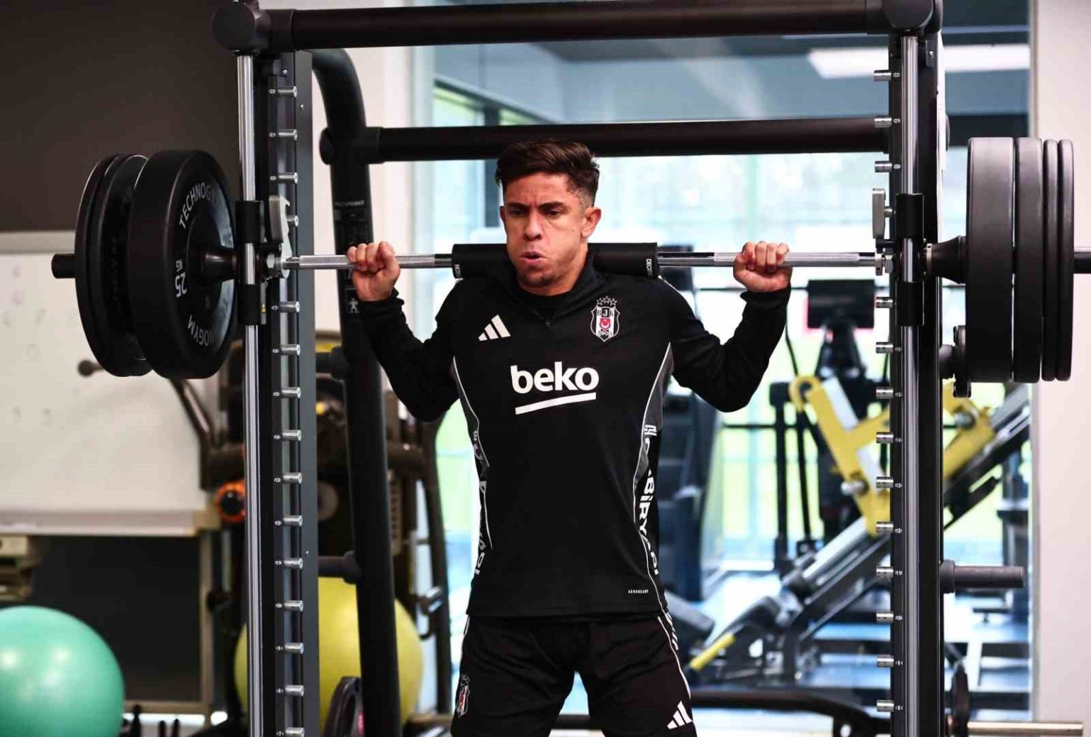 besiktas-gunun-ilk-idmaninda-salonda-calisti