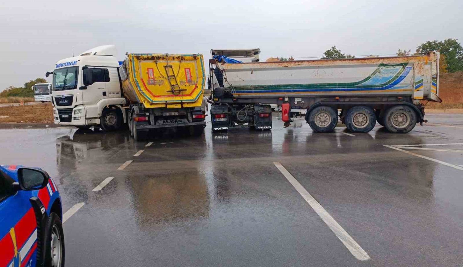 bilecikte-2-tir-carpisti-1-yarali