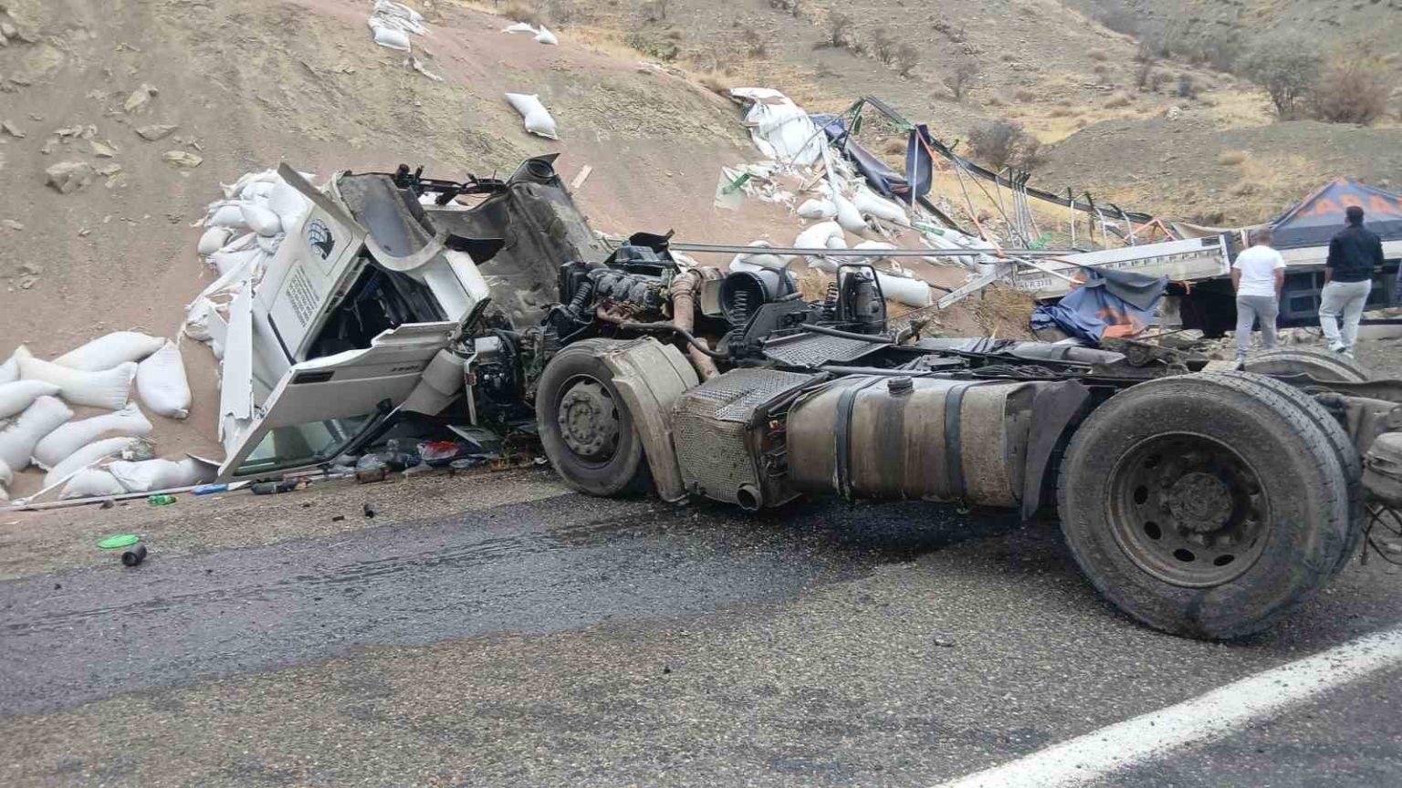 bingolde-tir-devrildi-1-yarali