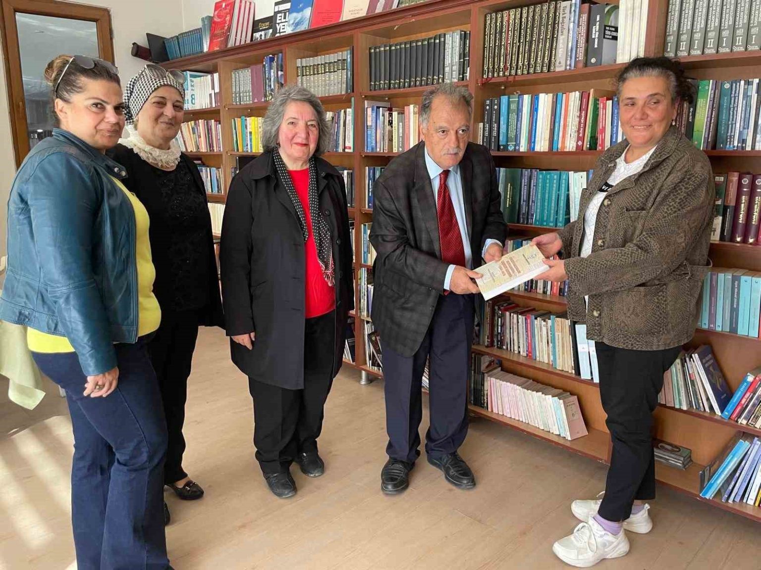 bir-omrun-bilgisi-raflarda-kurkcuoglundan-800-kitaplik-bagis