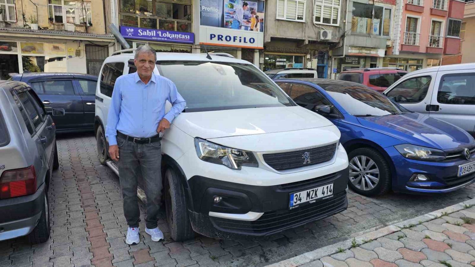 borckada-sel-felaketinde-mahsur-kalan-aracini-20-gun-sonra-vinc-yardimiyla-kurtardi