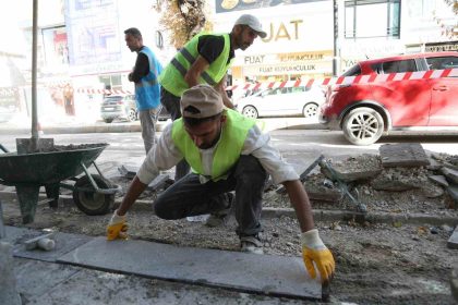 cumhuriyet-caddesinde-kaldirimlar-yenileniyor