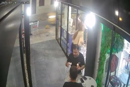 dikkatsizligiyle-cam-kapiya-carpan-kadin-personelin-yere-savruldugu-anlar-kamerada