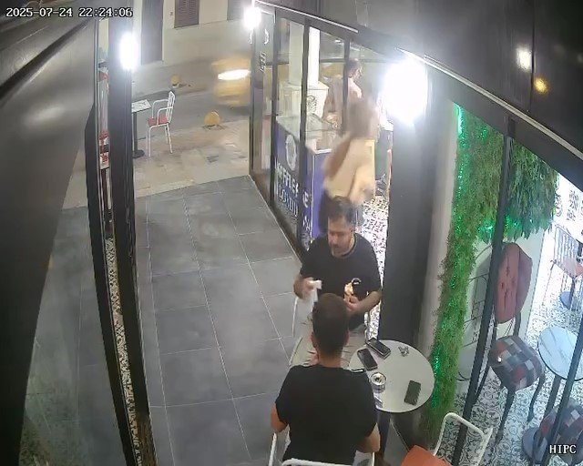 dikkatsizligiyle-cam-kapiya-carpan-kadin-personelin-yere-savruldugu-anlar-kamerada