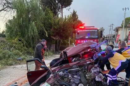 direge-carparak-hurdaya-donen-fiat-tofasin-surucusu-agir-yaralandi