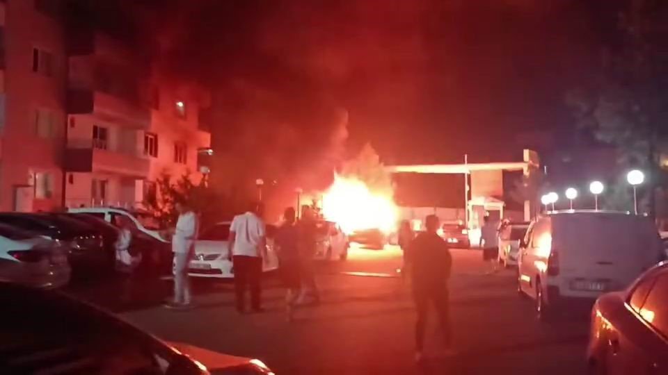 diyarbakirda-park-halindeki-arac-alev-topuna-dondu