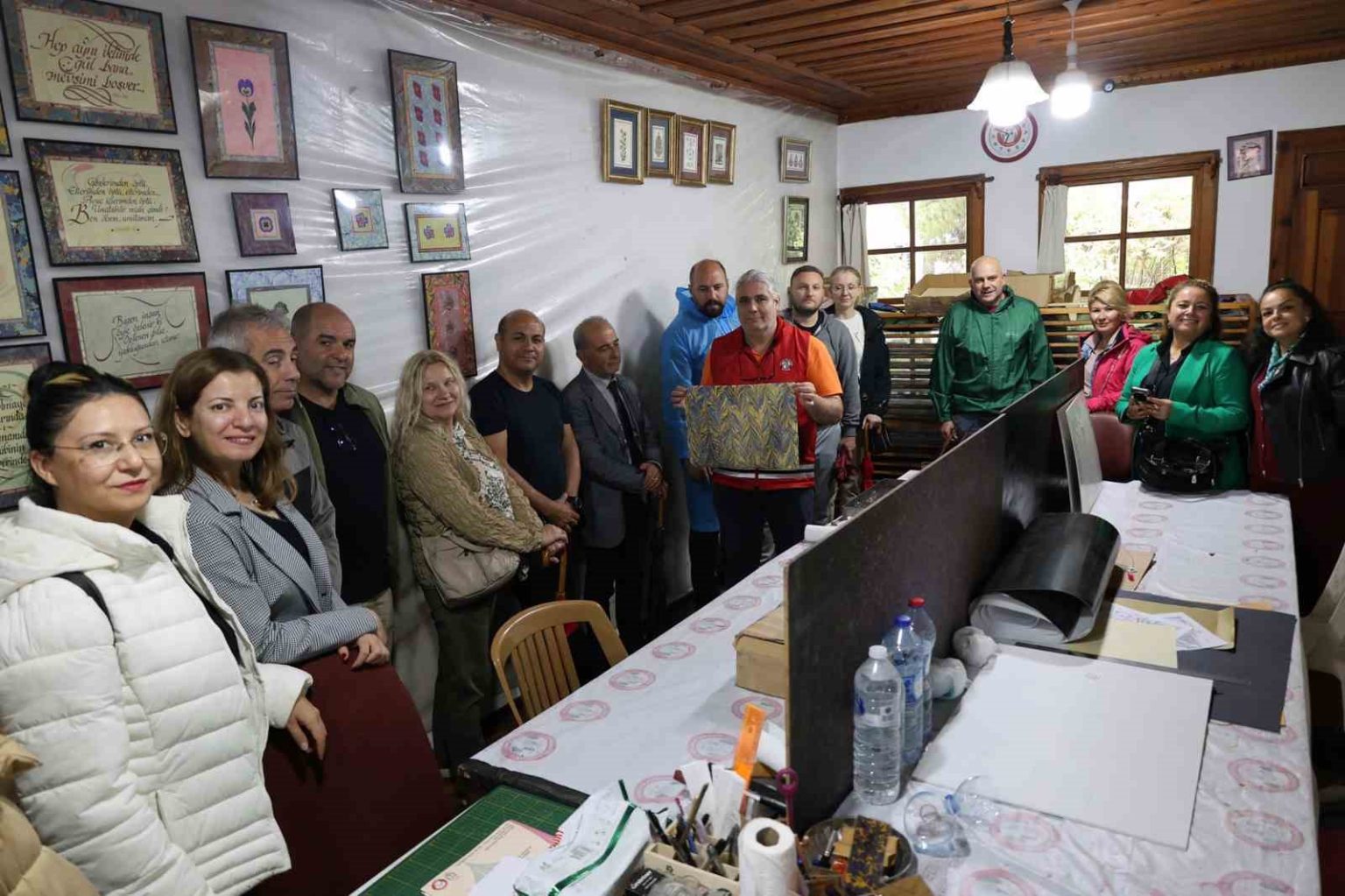 erasmus-projesi-ortaklari-mentesede-geleneksel-ebru-deneyimi-yasadi