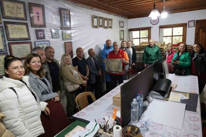 erasmus-projesi-ortaklari-mentesede-geleneksel-ebru-deneyimi-yasadi