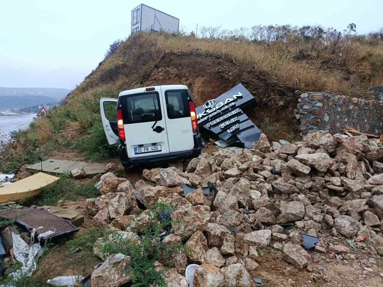 erdekte-kaygan-yolda-ticari-arac-duvara-carpti-surucu-yaralandi