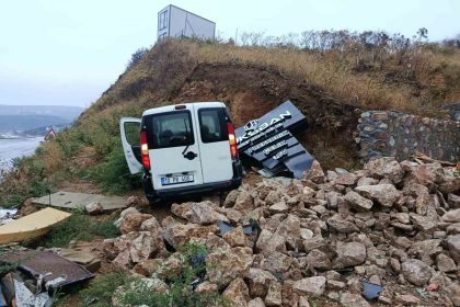 erdekte-kaygan-yolda-ticari-arac-duvara-carpti-surucu-yaralandi