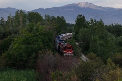 erzincanda-sonbahar-manzarasi-esliginde-yol-alan-dogu-ekspresi