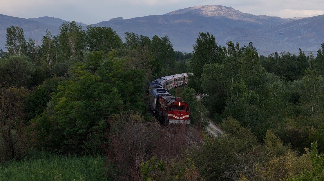 erzincanda-sonbahar-manzarasi-esliginde-yol-alan-dogu-ekspresi