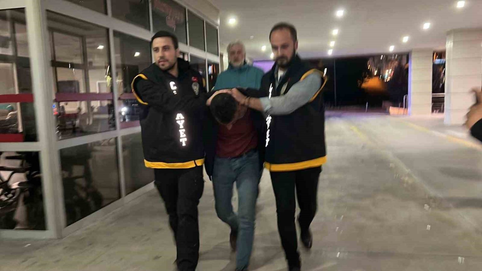 eski-esini-kucagindaki-bebege-aldirmadan-bicaklamisti-tutuklandi
