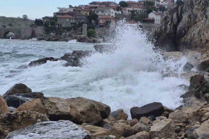 firtina-uyarisi-yapilan-bartinda-dev-dalgalar