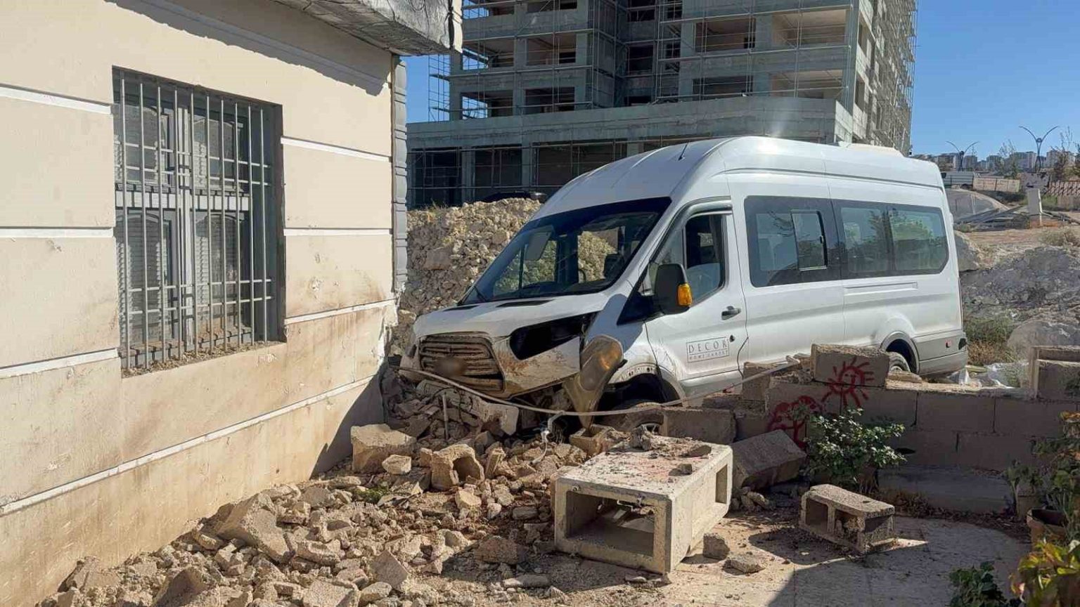 gaziantepte-kazadan-kacmaya-calisan-servis-eve-carpti-3-yarali