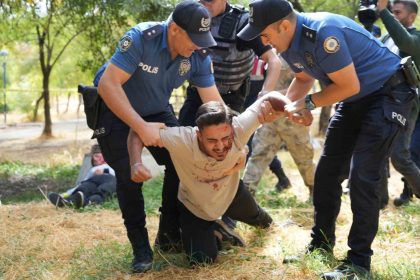 gaziantepte-teror-tatbikatinda-kendini-rolune-kaptiranlari-ekipler-guclukle-sakinlestirdi