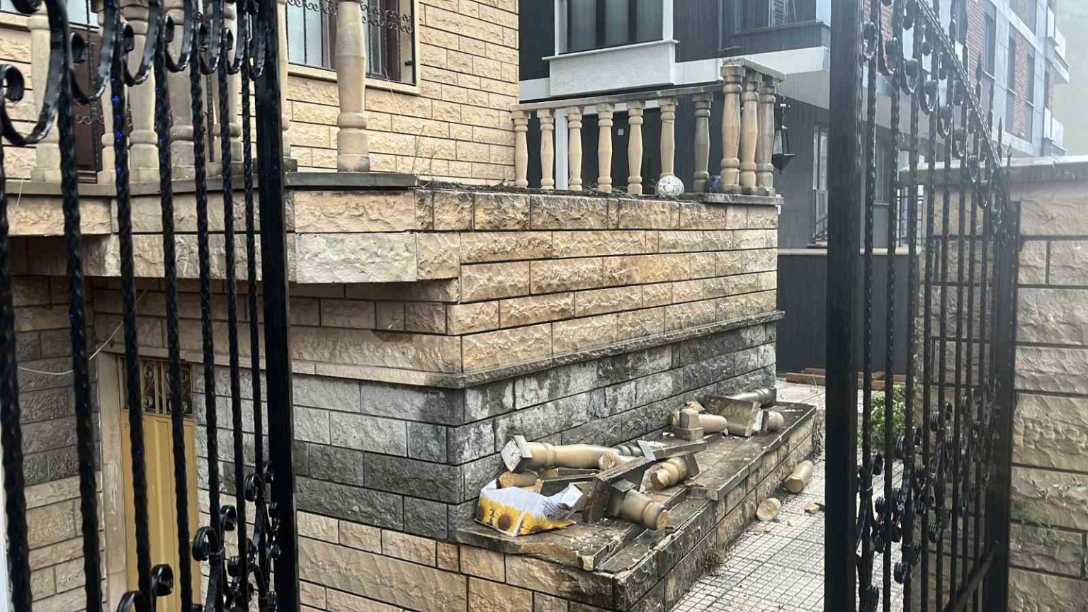 gebze-14-yasindaki-cocugun-uzerine-beton-korkuluk-dustu