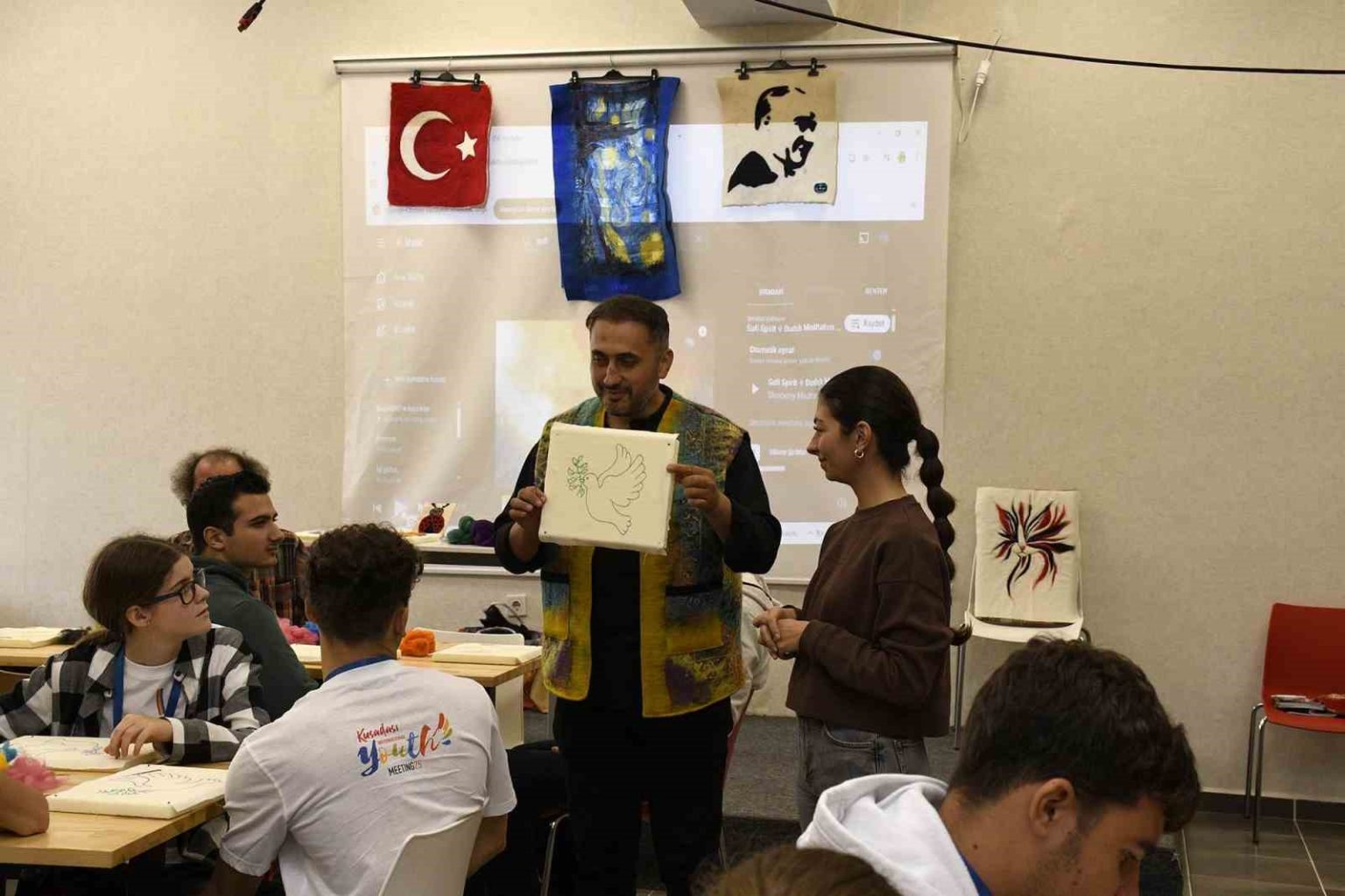 genclik-toplantisi-kece-atolyesiyle-renkli-anlara-sahne-oldu