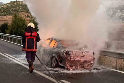 hareket-halindeki-otomobil-alev-topuna-dondu