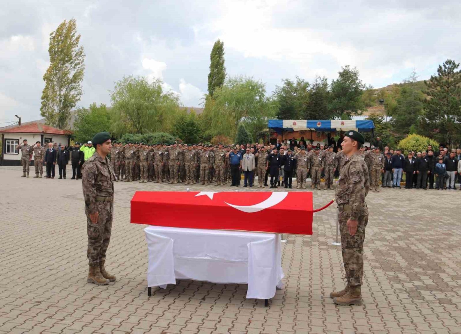 hastaligi-nedeniyle-hayatini-kaybeden-polis-memuru-son-yolculuguna-ugurlandi