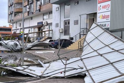 hatayda-firtinada-ucan-cati-2-araca-zarar-verdi