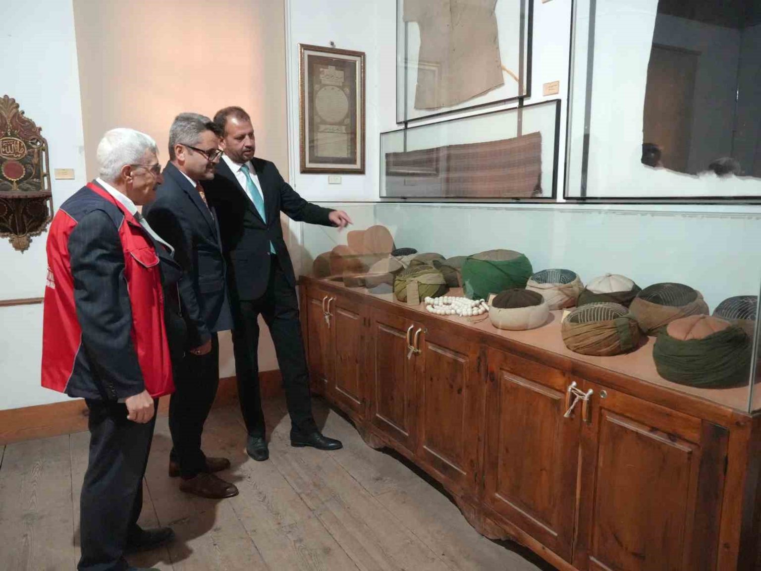 her-yil-binlerce-kisinin-ziyaret-ettigi-kulliyedeki-sariklar-vatandaslardan-yogun-ilgi-goruyor