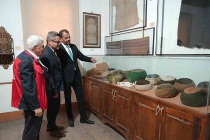 her-yil-binlerce-kisinin-ziyaret-ettigi-kulliyedeki-sariklar-vatandaslardan-yogun-ilgi-goruyor