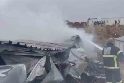 iscilerin-kaldigi-konteyner-yatakhane-alevlere-teslim-oldu