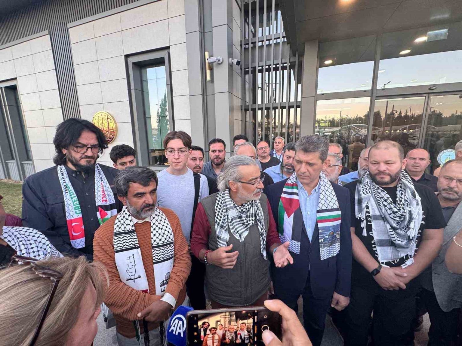 israilin-alikoydugu-2-aktivist-antalyaya-dondu