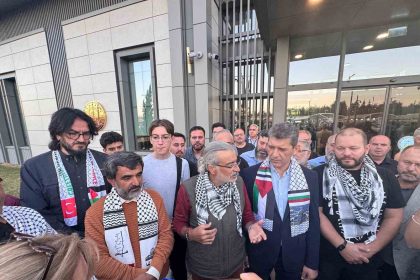israilin-alikoydugu-2-aktivist-antalyaya-dondu