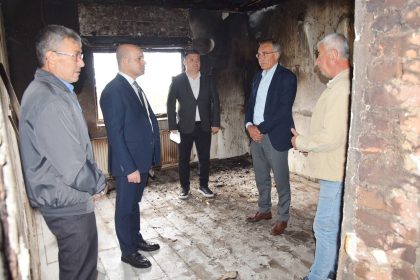 kaymakam-nebioglu-evi-yanan-aileyi-ziyaret-etti