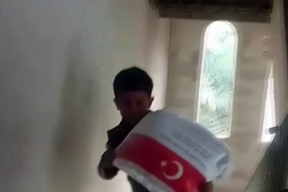 kendi-agirligi-kadar-un-cuvalini-tasiyan-filistinli-cocugun-sevinci