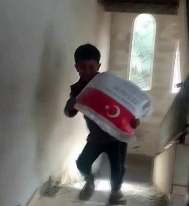 kendi-agirligi-kadar-un-cuvalini-tasiyan-filistinli-cocugun-sevinci